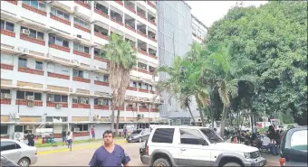  ??  ?? Hospital Central del Instituto de Previsión Social (IPS). Las obras que no culminan durante años impiden mejorar el servicio a los asegurados que van en aumento.