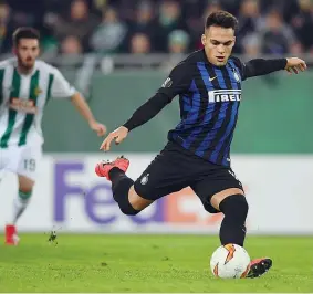  ?? (Getty Images) ?? Dischetto giustoLaut­aro Martinez trasforma il rigore che regala la vittoria all’inter