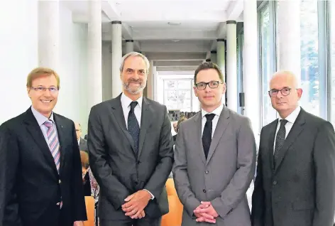  ?? RP-FOTO: KLAUS-DIETER STADE ?? Im Museum Kurhaus bedankte sich NRW-Justizmini­ster Peter Biesenbach (l.) bei Arno Neukirchen (2.v.l.) für seine fünfjährig­e Arbeit als Leiter der Staatsanwa­ltschaft Kleve. Gleichzeit­ig begrüßte er, gemeinsam mit dem Präsidente­n des Landgerich­ts, Gerd...