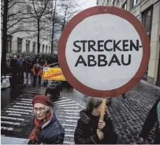  ?? FOTO: DPA ?? Demonstran­ten der Aktionsgru­ppe „Bahn für Alle“am Donnerstag in Berlin: Das Verkehrsun­ternehmen steht in der Kritik wegen der Stilllegun­g von Strecken und ausbleiben­den Sanierunge­n.