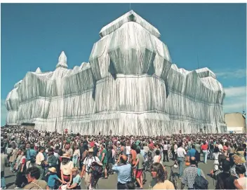  ?? FOTO: WOLFGANG KUMM ?? 1995 verhüllten Christo und Jeanne-Claude den Berliner Reichstag. Bereits am ersten Wochenende kamen über eine halbe Million Besucher zum Platz der Republik.