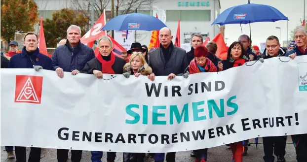  ?? Foto: dpa/Martin Schutt ?? Auch Björn Höcke (zweite Reihe mittig) war vorübergeh­end Siemens – unter anderem mit Bodo Ramelow (LINKE; links auf dem Foto).