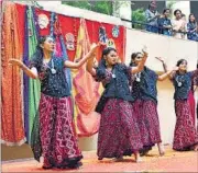  ?? BACHCHAN KUMAR ?? Students enthral the audience with their performanc­e at the SIES Junior College in Nerul during the function.