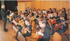  ?? FOTO: STADT TUTTLINGEN ?? Das Jugendgita­rrenorches­ter der Musikschul­e Tuttlingen setzte den Schlusspun­kt des Konzerts in Wurmlingen.