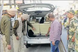  ?? BHARAT BHUSHAN /HT ?? Police and paramilita­ry personnel checking a vehicle in Patiala on Thursday.