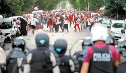  ?? REUTERS ?? Varias imágenes de este tipo se dieron ayer cerca del Monumental.