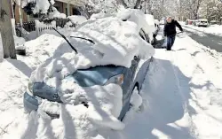  ?? Helen H. Richardson, The Denver Post ?? Byron Demmer clears snow around his car Monday in Boulder.