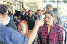  ?? PARDEEP PANDIT/HT ?? A guard checking the temperatur­e of customers outside a shopping mall in Jalandhar on Sunday.