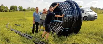  ?? Foto: Helmut Gastl ?? Packten tatkräftig mit an: Hans Blumenhofe­r, Reinhard Mayer und Thomas Hör (von links).