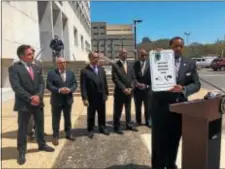  ?? DAVID FOSTER — THE TRENTONAIN ?? Trenton Councilman Duncan Harrison holding an “Internet Purchase Exchange Zone” sign with Trenton Mayor Eric Jackson (third from right) and Trenton Police Director Ernest Parrey (far left) at a press conference on Tuesday to announce the safety zone at...