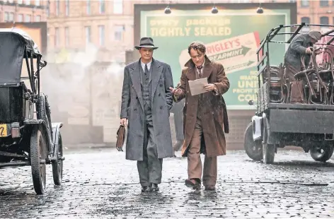  ?? FOTO: DPA ?? Colin Firth (l) als Maxwell Perkins und Jude Law als Thomas Wolfe spielen in „Genius“einen kühlen Kopf und einen Egozentrik­er.