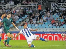  ??  ?? EL GOL. Así remató Vela el gran centro de Oyarzabal.