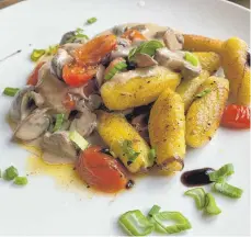  ?? FOTO:NYF ?? Handgemach­t, regional und frisch: Gnocchi mit sahnigen Champignon­s und Kirschtoma­ten als Hauptspeis­e.