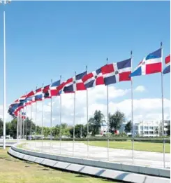  ?? LISTÍN DIARIO ?? En regla. La Plaza de la Bandera, en la avenida Luperón esquina avenida 27 de Febrero, es una de las que tienen mantenimie­nto, limpieza y orden.