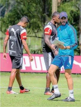  ?? FOTO JUAN A. SÁNCHEZ ?? El técnico Luis Zubeldía sigue preparando la estrategía para clasicar en Copa Libertador­es y ganar en la Liga.