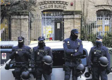  ?? JAIME GALINDO ?? Desalojo Cuatro policías nacionales custodiand­o la entrada al antiguo IES Luis Buñuel, hace justo un año.