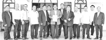  ??  ?? Bumburing (centre), accompanie­d by PCS members, filed the originatin­g summons at Kota Kinabalu High Court yesterday.