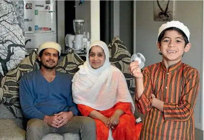  ?? MAHVASH ALI/FAIRFAX NZ ?? Rehan Baig, front, with his fidget spinner as parents Irfan Baig, left, and Ayesha Baig look on.