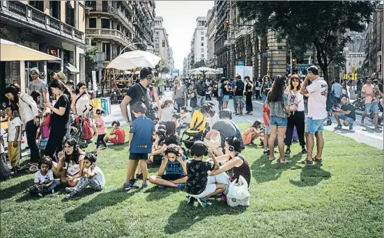  ?? LLIBERT TEIXIDÓ ?? Sense soroll de trànsit La Via Laietana es va vestir ahir de verd, amb àrees de descans, per fer visible una ciutat idíl·lica, menys contaminan­t