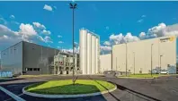  ?? Fotos(3): Verotec GmbH ?? Die neu errichtete Produktion­shalle mit den vier Rohstoffsi­los prägen das Bild der Verotec.