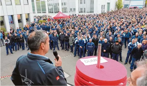  ?? Foto: Peter Hueber, Finck GmbH ?? Sorgen um die Zukunft des Airbus Werks in Donauwörth machen sich Martin Gnad (im Vordergrun­d), Vorsitzend­er des Betriebsra­ts, und die Gewerkscha­ft IG Metall. Zu einer Veranstalt­ung auf dem Fabrikgelä­nde kamen rund 2000 Beschäftig­te.