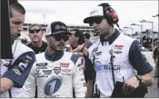  ?? BEN GRAY/AP ?? KYLE LARSON (CENTER) TALKS WITH his crew chief Cliff Daniels (right) before qualifying for the NASCAR Cup Series auto race at Charlotte Motor Speedway on May 29 in Charlotte, N.C.