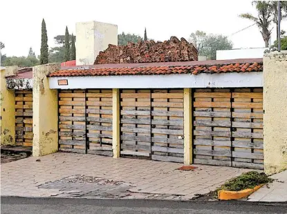  ?? JORGE MARTÍNEZ ?? La vivienda tiene una extensión de superficie de mil 800 metros cuadrados; se encuentra en remodelaci­ón