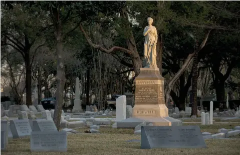  ?? John Shapley/Houston Chronicle via AP ?? ■ ABOVE and BELOW: The sun rises over Glenwood Cemetery on Jan. 25 near downtown Houston.