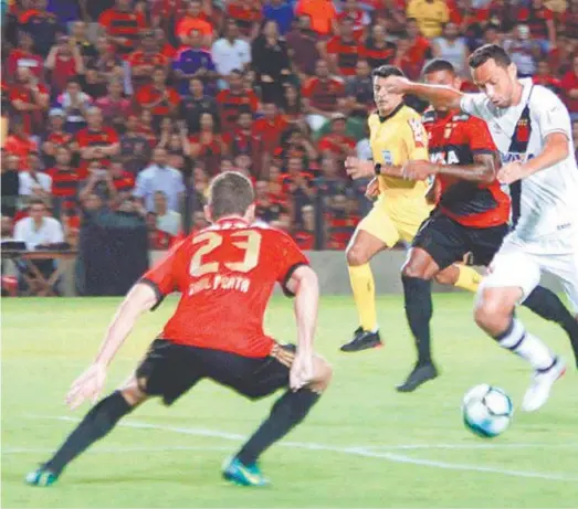  ??  ?? Nenê arma a jogada no meio de campo: veterano fez o gol do Vasco no empate em Recife