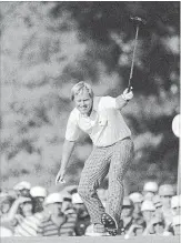  ?? PHIL SANDLIN THE ASSOCIATED PRESS ?? Jack Nicklaus watches his putt drop for a birdie on the 17th hole during the 1986 Masters golf tournament.