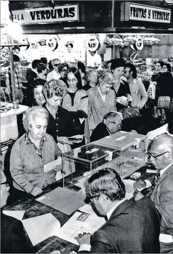  ?? PÉREZ DE ROZAS ?? Mesa de votació en un mercat municipal barceloní el 15 de juny del 1977