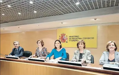  ?? EP ?? La ministra Reyes Maroto (en el centro) presidió ayer la Comisión Interminis­terial de Turismo
