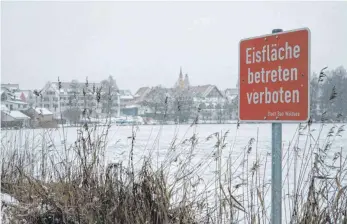  ?? FOTO: WOLFGANG HEYER ?? „Eisfläche betreten verboten“: Die Hinweissch­ilder sind rund um den Stadtsee aufgestell­t.