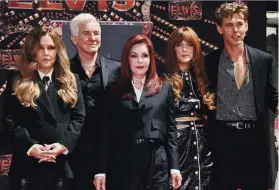  ?? Jordan strauss/invision/ap) ?? Lisa Marie Presley, Priscilla Presley y Riley Keough, familiares de Elvis Presley, junto al director Baz Luhrmann y al actor Austin Butler, en un tributo al Rey del Rock ‘n Roll, en Los Ángeles.