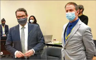  ?? COURT TV VIA AP ?? THE DEFENDANT: Defense attorney Eric Nelson (left) stands with his client, former Minneapoli­s police Officer Derek Chauvin, who declined to speak on his own behalf at his murder trial. The defense contended Chauvin did not cause the death George Floyd, citing pre-existing conditions.