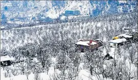  ?? AQIL KHAN/HT ?? ■ A view of snow-covered houses in a village near Manali on Monday. Low-danger avalanche warning has been issued for five districts of Himachal Pradesh.
