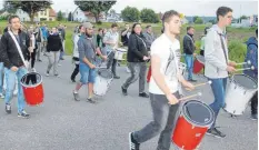  ?? FOTO: GERHARD RUNDEL ?? Die Musikanten der fünf Fanfarenzü­ge probten auf einem Parkplatz in Oberessend­orf.