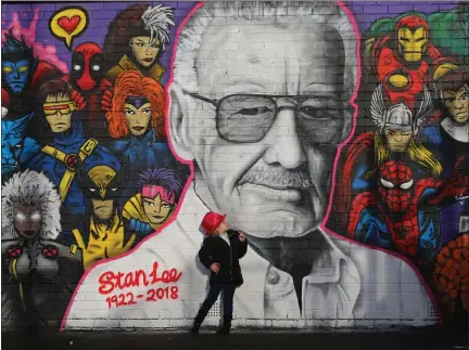  ?? Picture: Colin Mearns ?? „ Kayla Jack, 3, admires the mural dedicated to Stan Lee on the Barn Youth Centre in Gorbals, Glasgow.