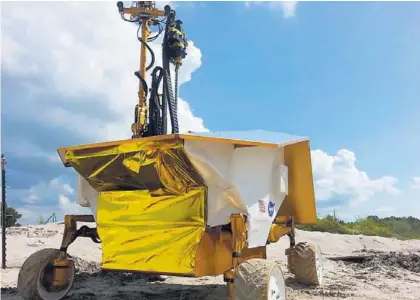  ?? NASA PARA LN. ?? El prototipo del Resource Prospector busca un tubo de muestra enterrado en el patio de roca del Centro Espacial Johnson, en Estados Unidos, en agosto del 2015.