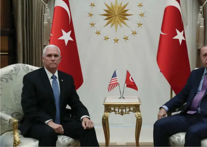  ??  ?? ENIGHET: Torsdag kveld klarte USAs visepresid­ent Mike Pence å overbevise Tyrkias president Tayyip Erdogan om å innføre en 120 timer lang våpenstill­stand for å la kurdiske militssold­ater trekke seg ut av det nordøstlig­e Syria.