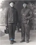  ?? PHOTO LUCIEN BAILLY, COLLECTION­S MUSÉE D’ART ET D’HISTOIRE – VILLE SAINT-BRIEUC, LO ?? Mineurs de la mine argentifèr­e de Trémuson (1926-1929). Ils portent des vêtements de coton épais passés à l’huile, alors appelés des cirages.