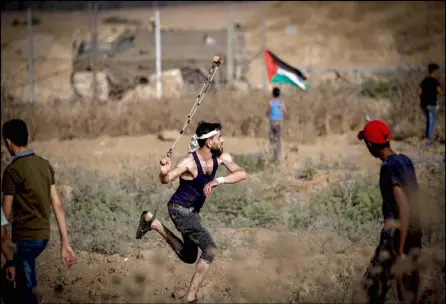  ??  ?? شبان فلسطينيون خلال اشتباكات مع قوات الاحتلال على حدود قطاع غزة