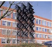  ?? FOTO: OSTERMANN ?? Die Denecke-Skulptur auf ihrem ehemaligen Platz vor dem einstigen Finanzamt in Geldern. Die SPD will den neuen Standort auf dem neuen Geldertor-Kreisverke­hr.