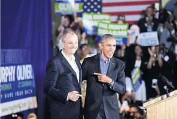  ??  ?? Barack Obama, ex presidente estadounid­ense, con Jim Murphy, candidato demócrata a la gubernatur­a de Nueva Jersey, ayer durante un mitin en Newark. También estuvo en otro acto en Virginia.