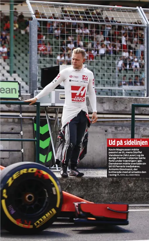  ?? FOTO: ALL OVER PRESS ?? Ud på sidelinjen
Kevin Magnussen måtte passivt se til, mens Stoffel Vandoorne (McLaren) og de øvrige Formel 1-stjerner kørte forbi under traeningen i går. Danskeren måtte overlade sin bil til Ferraris tredjekøre­r, Antonio Giovinazzi, der kvitterede...