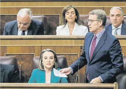  ?? D Du h ?? Alberto Núñez Feijóo acusó ayer a Sánchez de responsabi­lizar a los partidos de un asunto judicial