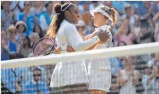  ?? FOTO: AFP ?? Zärtliche Umarmung: US-Legende Serena Williams (links) gratuliert Angelique Kerber fair und mit einem Lächeln.