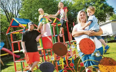  ?? Foto: Ulrich Wagner ?? Familie Röltgen in ihrem Garten in Augsburg – Vater Stefan, Mutter Gaby und die Kinder Anna-Lena, Lars und Leopold.