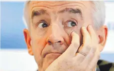  ?? FOTO: DPA ?? Der umstritten­e Ryanair-Chef Michael O’Leary wurde am Donnerstag von den Aktionären mit 98,5 Prozent bestätigt. Damit geht der Arbeitskam­pf mit den Piloten in die nächste Runde. Es drohen wieder Streiks.