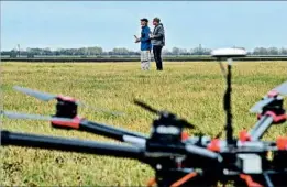  ?? BRANDI JEWETT/ SKYSKOPES ACADEMY ?? Gary Niemeier, left, flies a drone alongside Eric Goetsch, a senior instructor for SkySkopes, which offers an online class and a separate flight certificat­ion course.